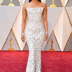 Priyanka Chopra vestida de Ralph & Ruso en los Premios Oscar 2017