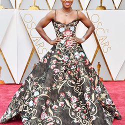 Cynthia Erivo con un colorido vestido en la alfombra roja de los Premios Oscar 2017