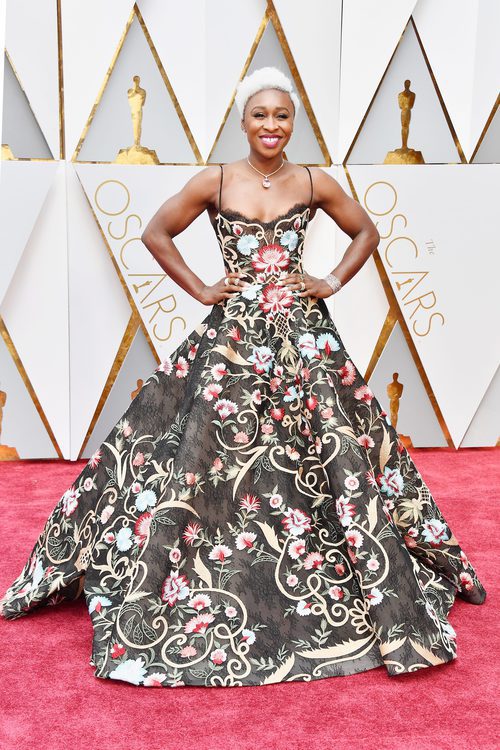 Cynthia Erivo con un colorido vestido en la alfombra roja de los Premios Oscar 2017