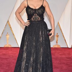 Salma Hayek vestida de Alexander McQueen en la alfombra roja de los Premios Oscar 2017