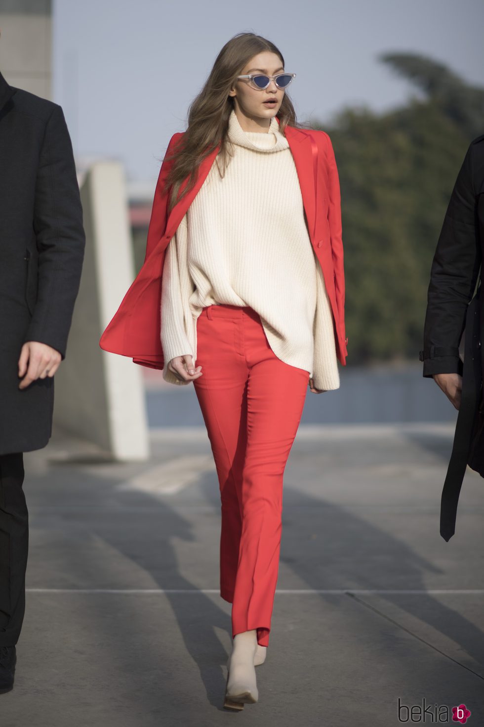 Gigi Hadid con un traje de chaqueta rojo en Milán