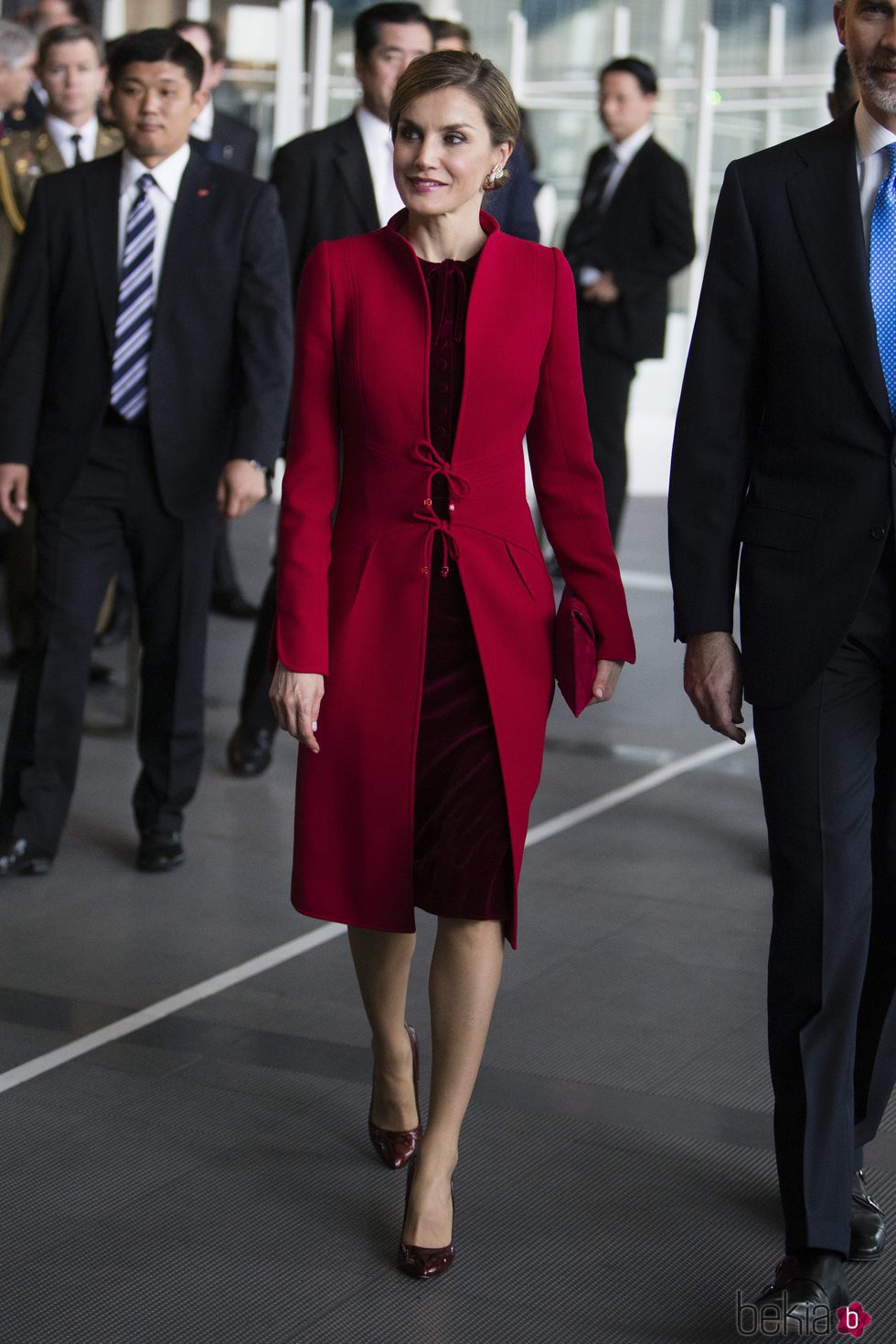 La Reina Letizia con un total look red en el Museo de Miraikain en Tokio