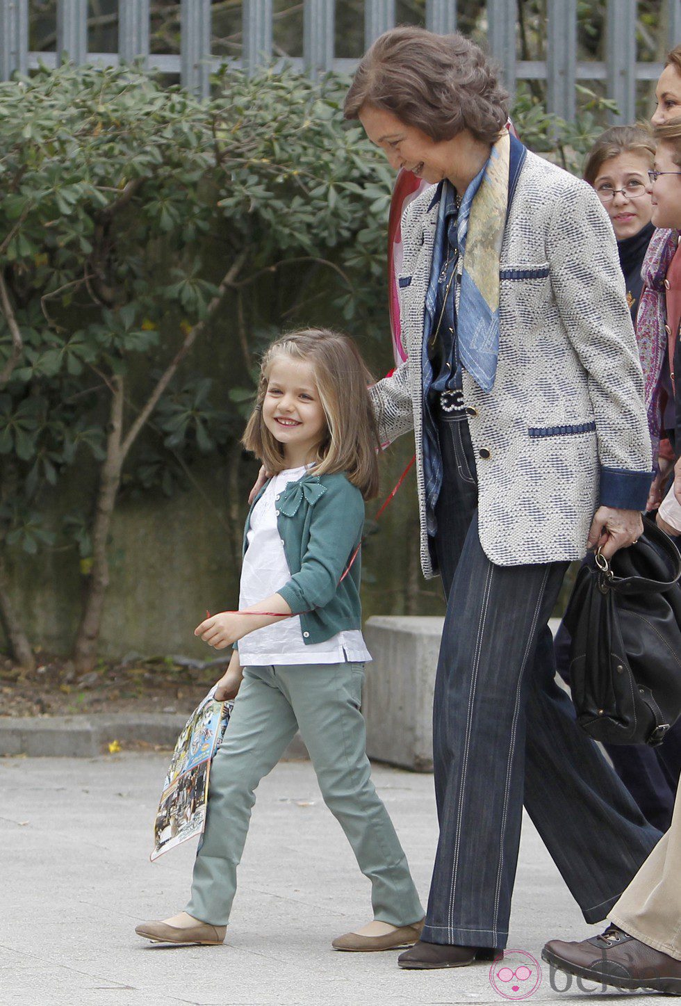 Look de la reina Sofía con jeans y chaqueta de tweed en color hueso y detalles en azul en 2011