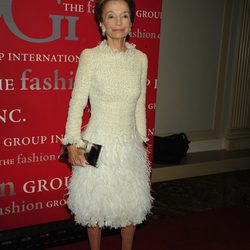 Lee Radziwill con un vestido beige con falda de plumas