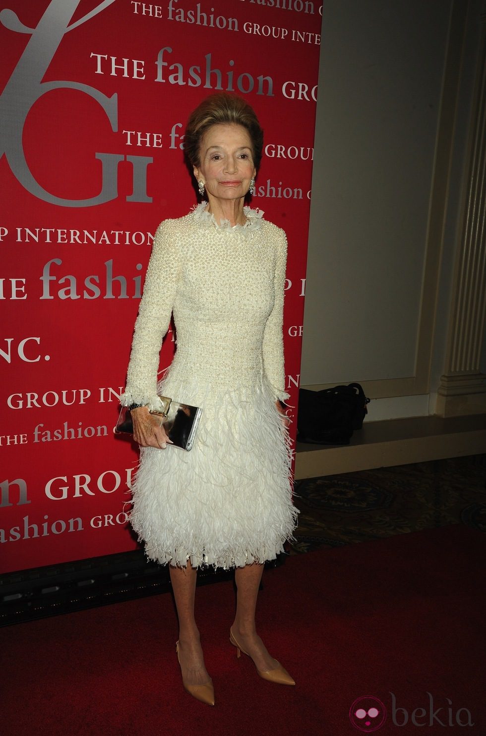 Lee Radziwill con un vestido beige con falda de plumas