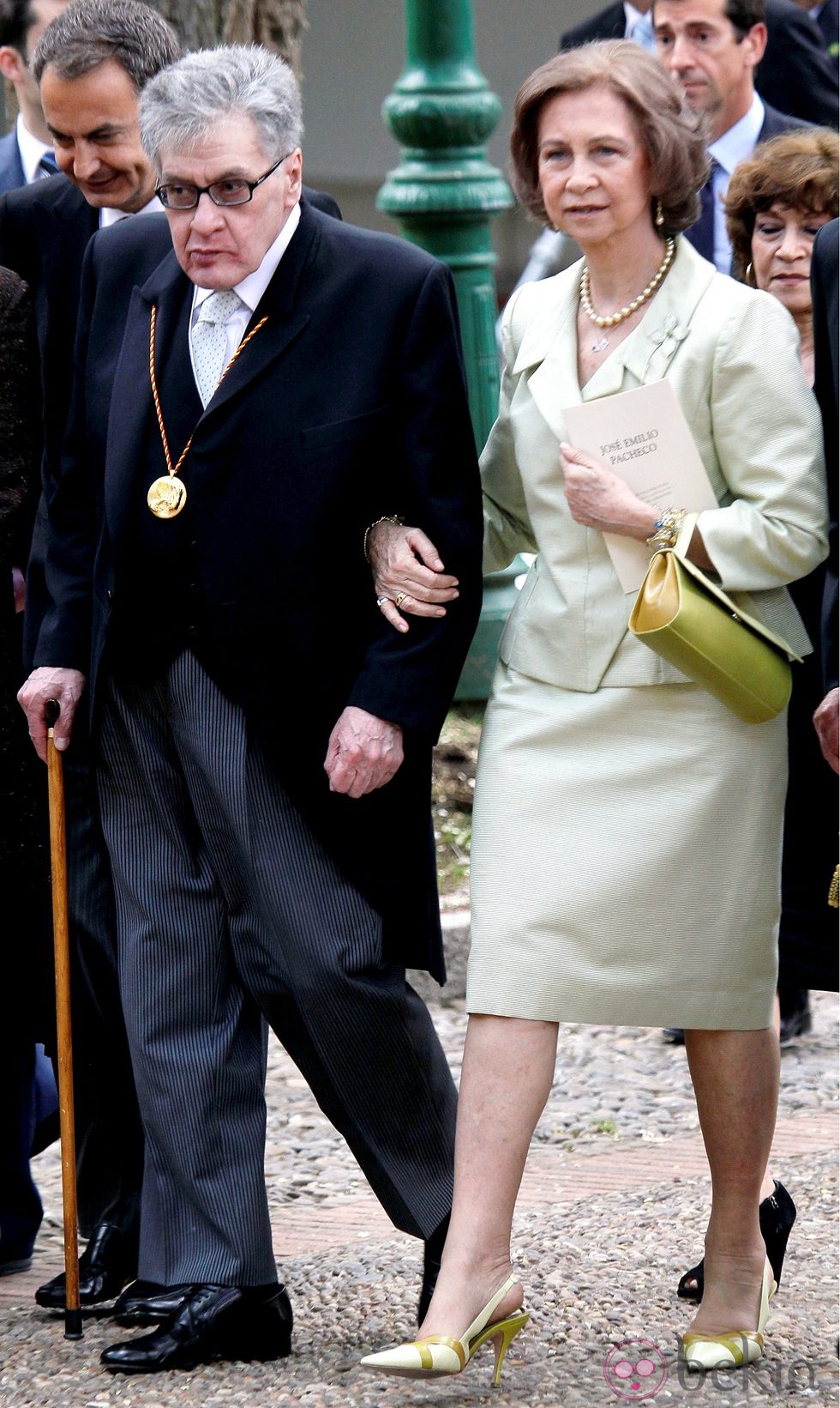 Look de la reina Sofía con vestido lady de color verde pastel que acompaña con bolso y zapatos en un verde más intenso