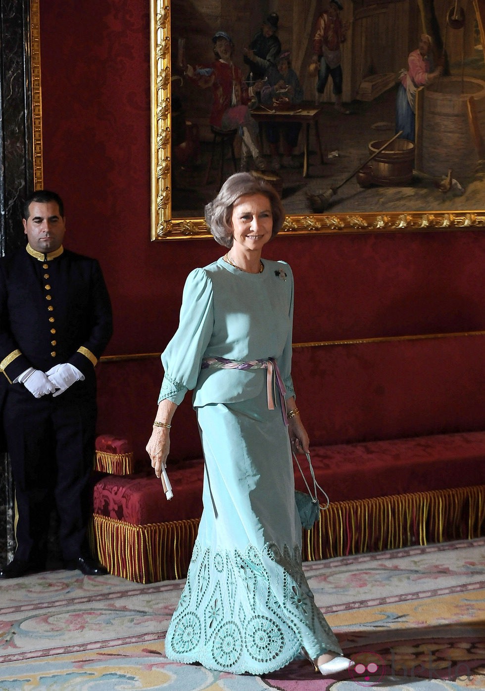 Look de la reina Sofía con vestido de gala largo en color turquesa con brocados en la parte baja de la falda y cinturón trenzado en colores malva