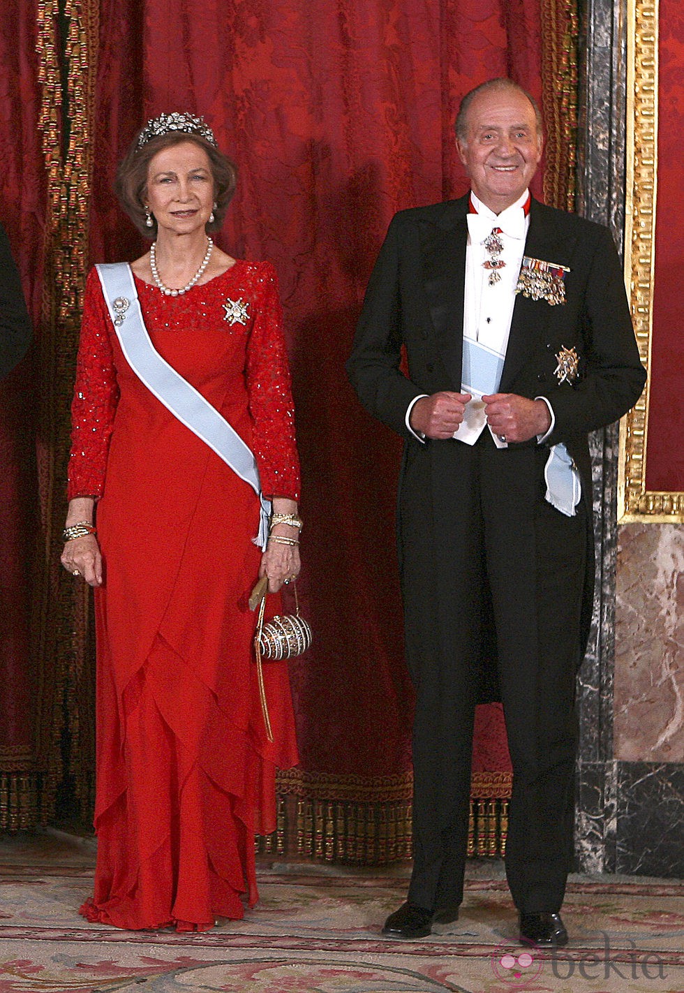 Look de la reina Sofía con vestido de gala largo en color rojo con volantes en la parte inferior y detalles glitter en la parte superior