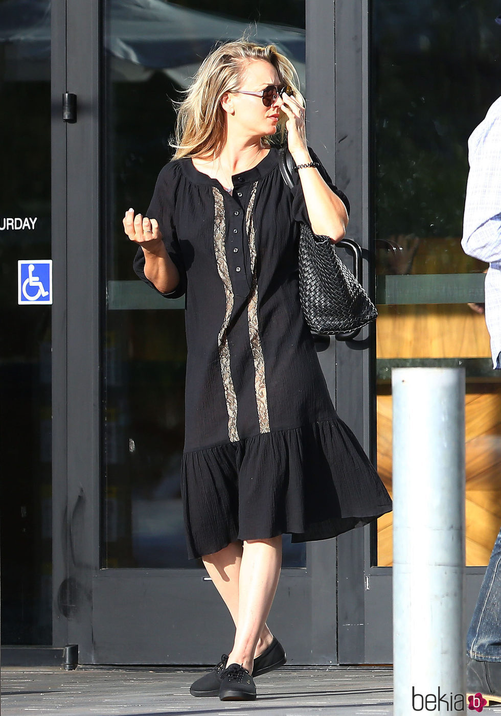 Kaley Cuoco con un total look black en las calles de California