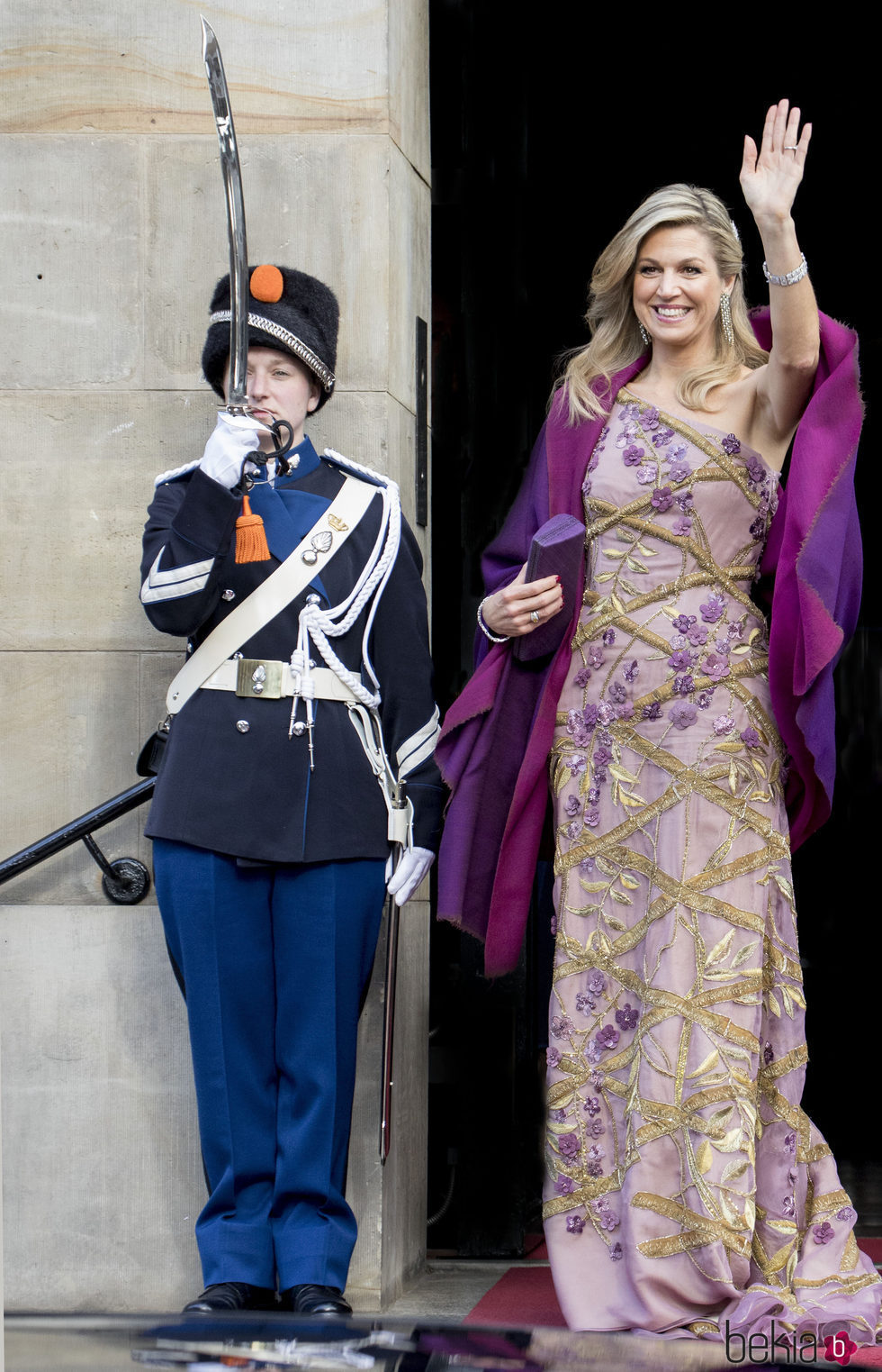 La Reina Máxima de Holanda con un vestido malva con flores bordadas