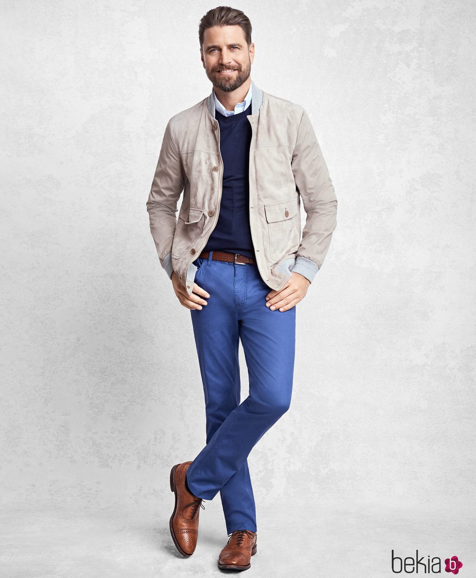 Cazadora beige y pantalón chino de la colección Golden Fleece para Brooks Brothers primavera/verano 2017