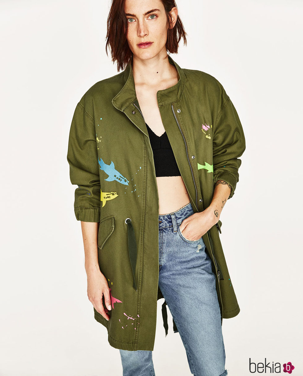 Parka verde militar de la colección cápsula para verano 2017 de Zara y Maui and Sons