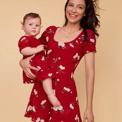 Vestido color rojo con flores de la nueva colección para madres e hijas de la firma Reformation