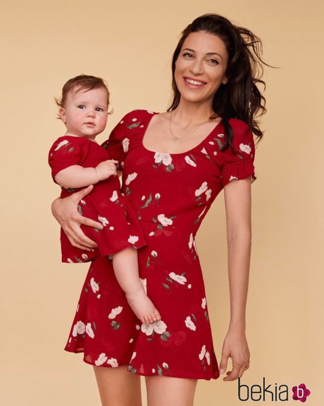 Vestido color rojo con flores de la nueva colección para madres e hijas de la firma Reformation