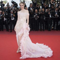 Coco Rocha opta por un vestido rosa