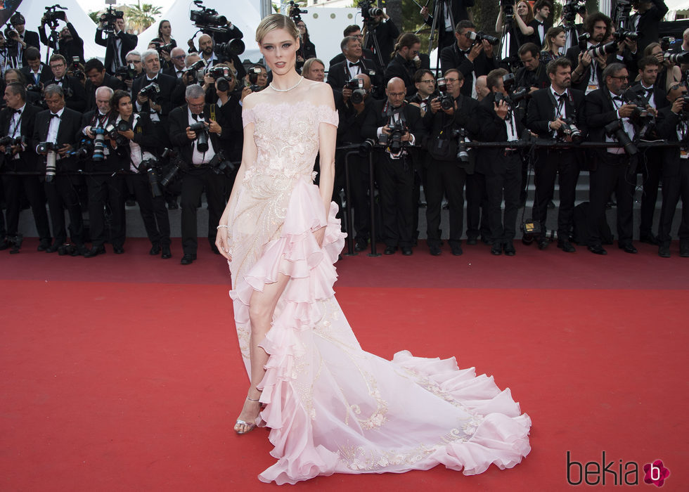 Coco Rocha opta por un vestido rosa