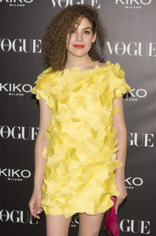 Cósima Ramirez con vestido amarillo