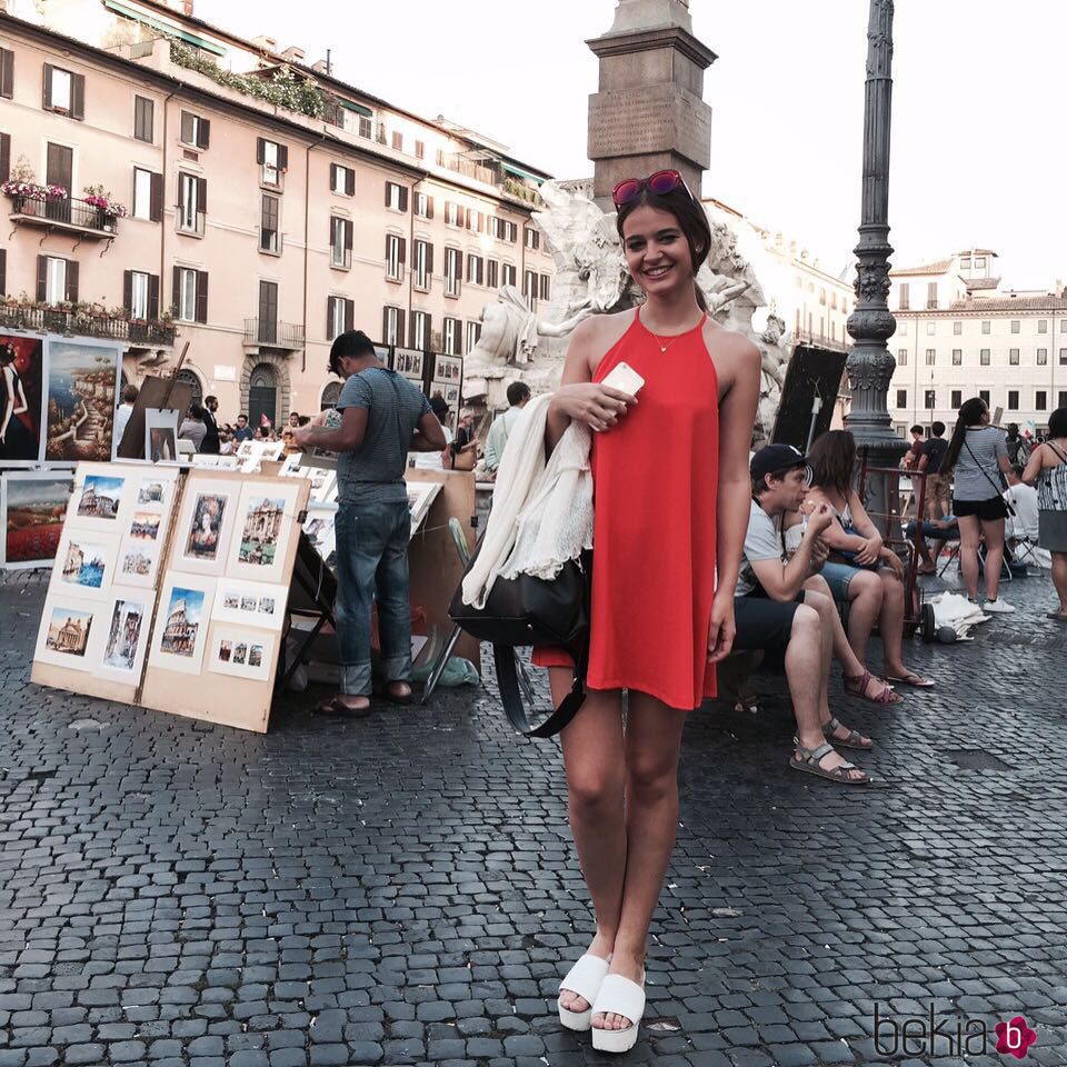 Laura Escanes posa en la Plaza Navona de Roma en Italia