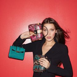 Bella Hadid posando como imagen de los bolsos 'Serpenti' de Bulgari