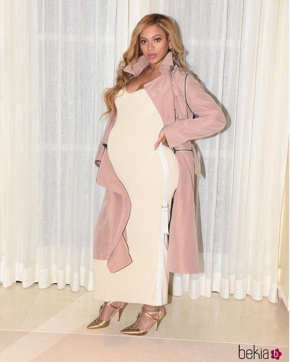 Look elegante premamá de Beyoncé con vestido ajustado y zapatos de salón con tacón