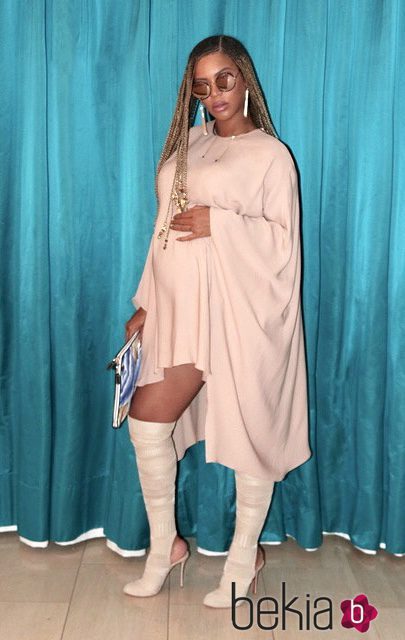 Look elegante premamá de Beyoncé con vestido largo rosa con botas hasta la rodilla