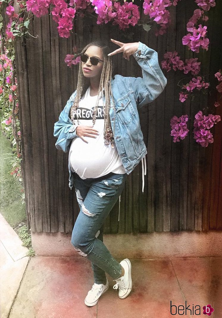 Look casual premamá de Beyoncé con camiseta, cazadora vaquera y jeans rotos