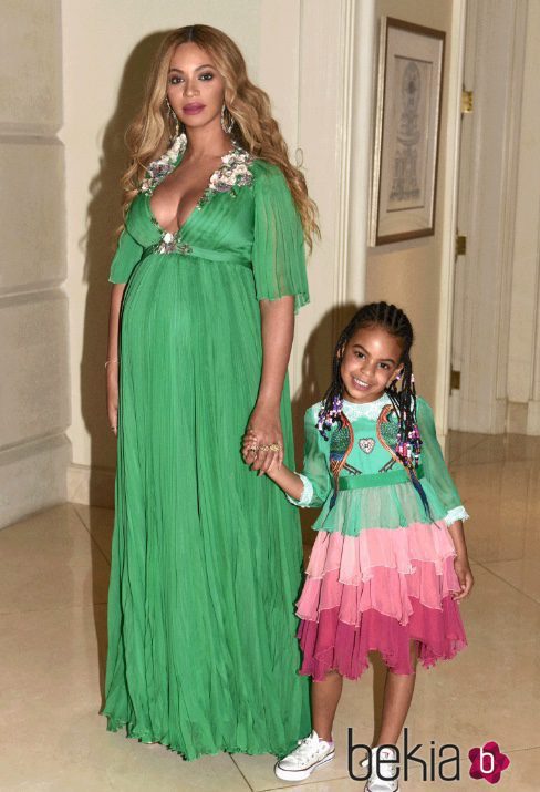 Look elegante premamá de Beyoncé con vestido verde largo