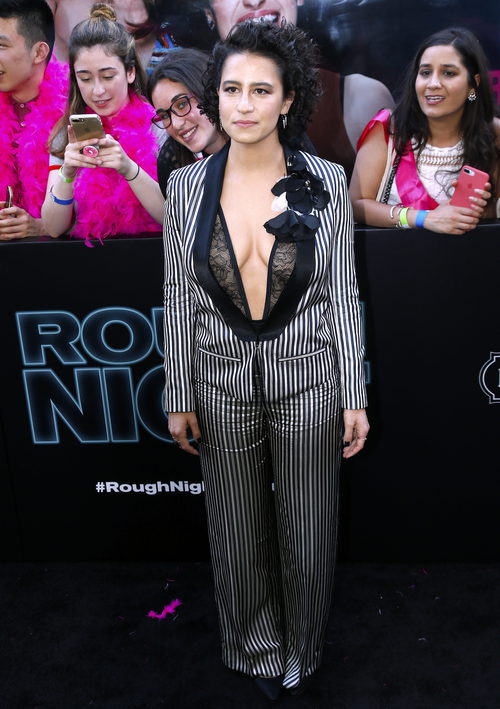 Ilana Glazer con blazer y pantalón a rayas blancas y negras