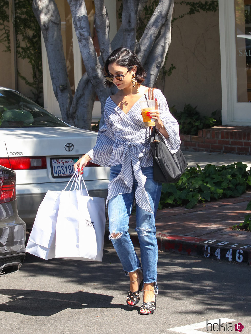 Vanessa Hudgens con camisa de volantes y jeans