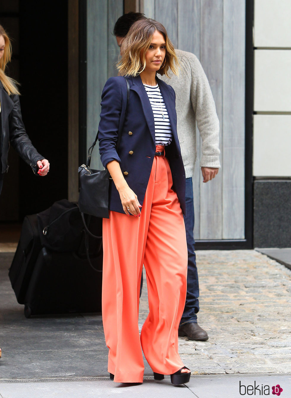 Jessica Alba con pantalón palazzo, camiseta navy y blazer azul