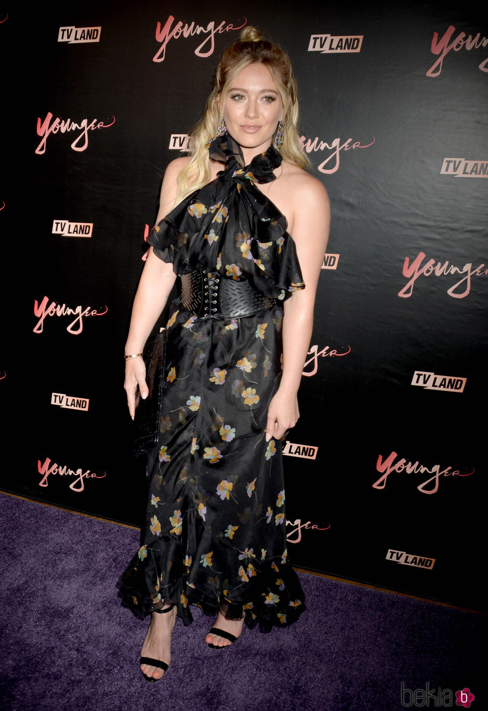 Hilary Duff con vestido negro con corsé