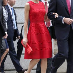 La Reina Letizia con un vestido midi de encaje rojo