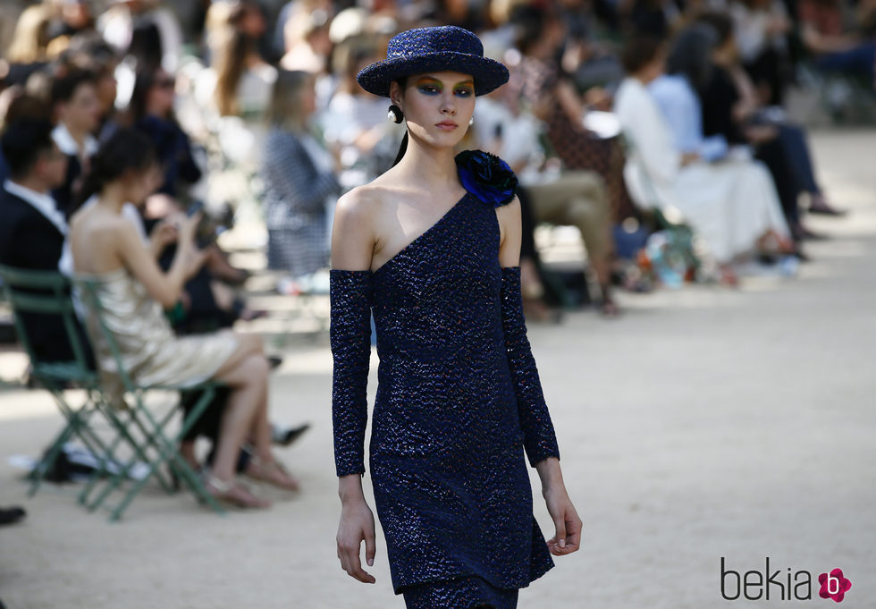 Vestido de lentejuelas de la colección otoño/invierno de Alta Costura de Chanel para 2017/2018