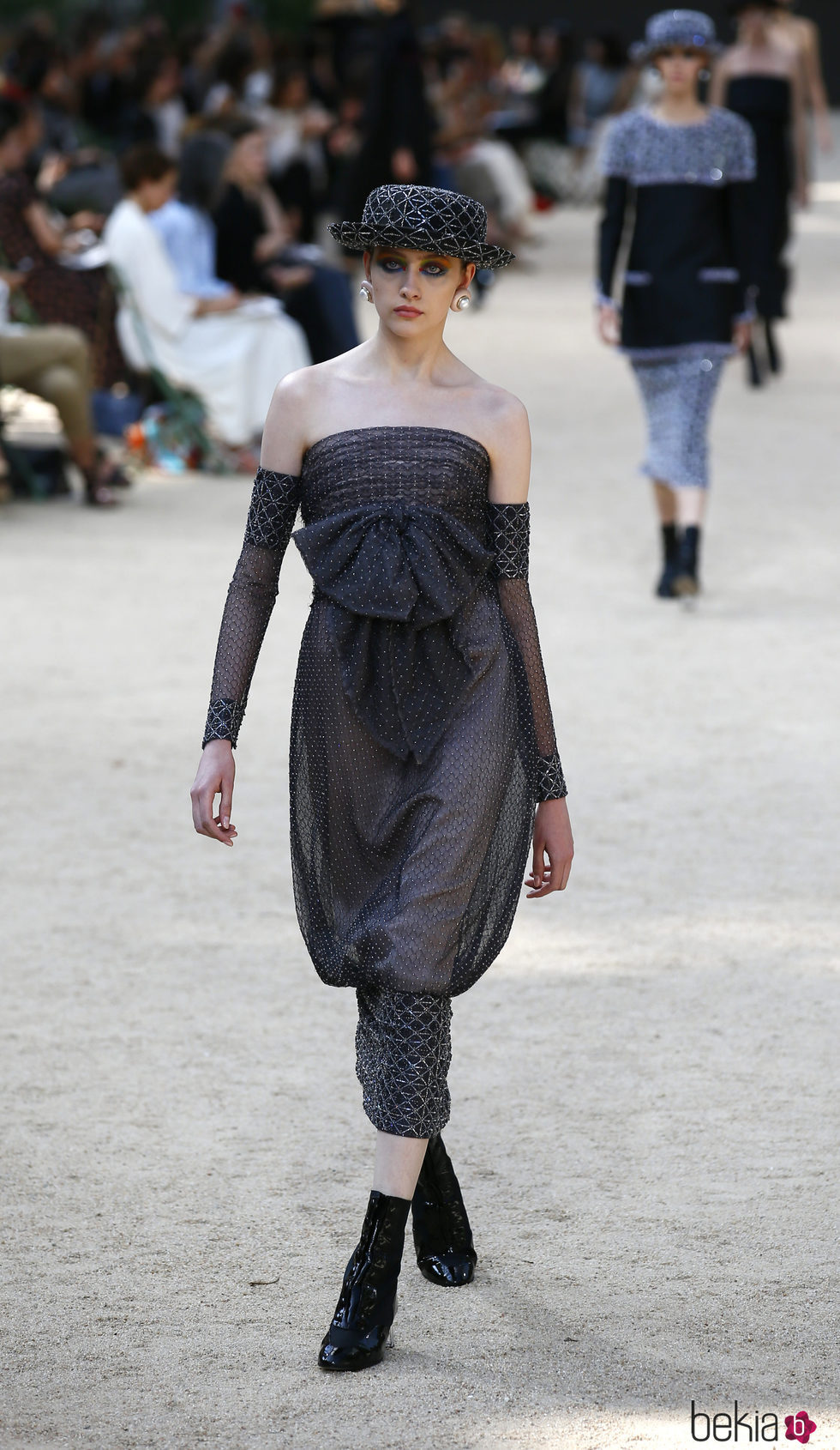 Vestido con pedreria y volantes de la colección otoño/invierno de Alta Costura de Chanel para 2017/2018