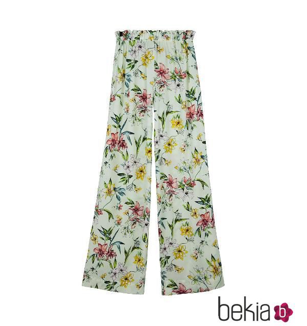 Pantalón palazzo con estampado floral de Bershka de la colección de verano 2017