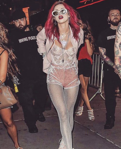 Bella Thorne con conjunto lencero y medias de rejilla