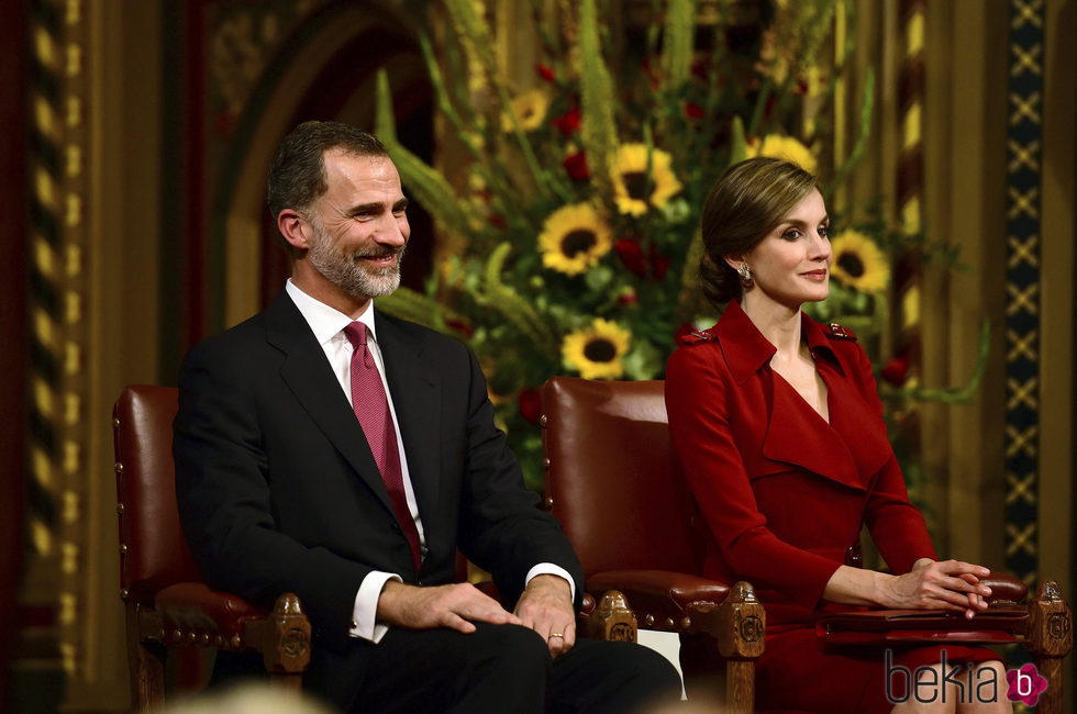 La Reina Letizia con vestido rojo oscuro