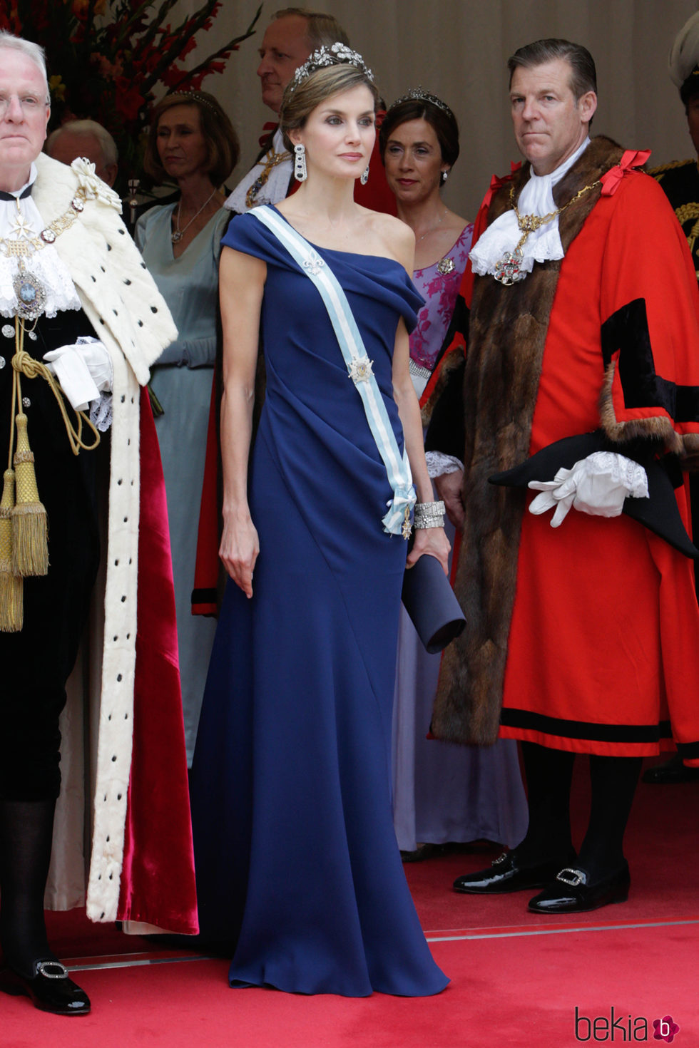 La Reina Letizia con un vestido largo azul marino