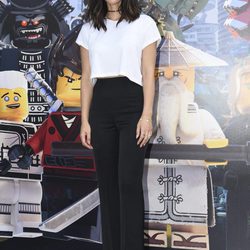 Olivia Munn con top blanco y pantalones palazzo negros