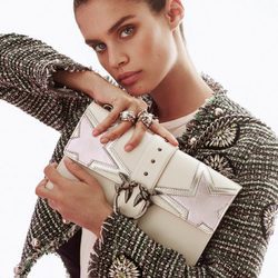 Sara Sampaio con chaqueta de tweed para la colección otoño/invierno 2017/2018 de Pinko