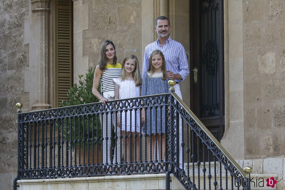 La Reina Letizia con look marinero junto a su familia