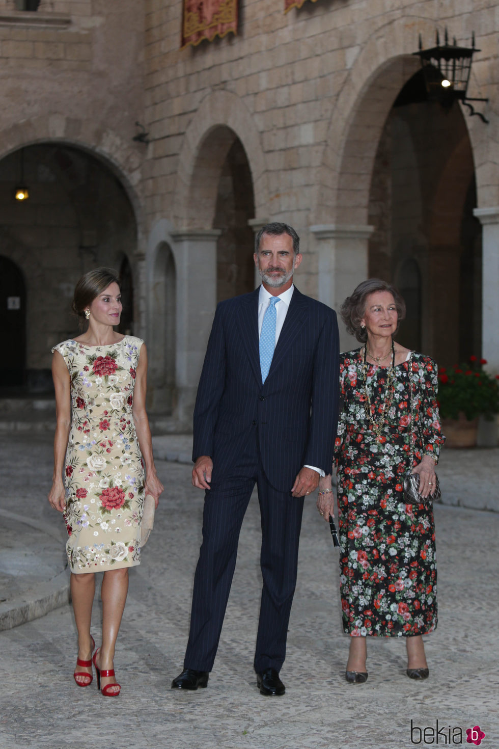 La Reina Letizia con vestido de Juan Duyos junto al Rey Felipe y a la Reina Sofía