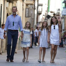 La Familia Real Española con looks veraniegos paseando por Sóller