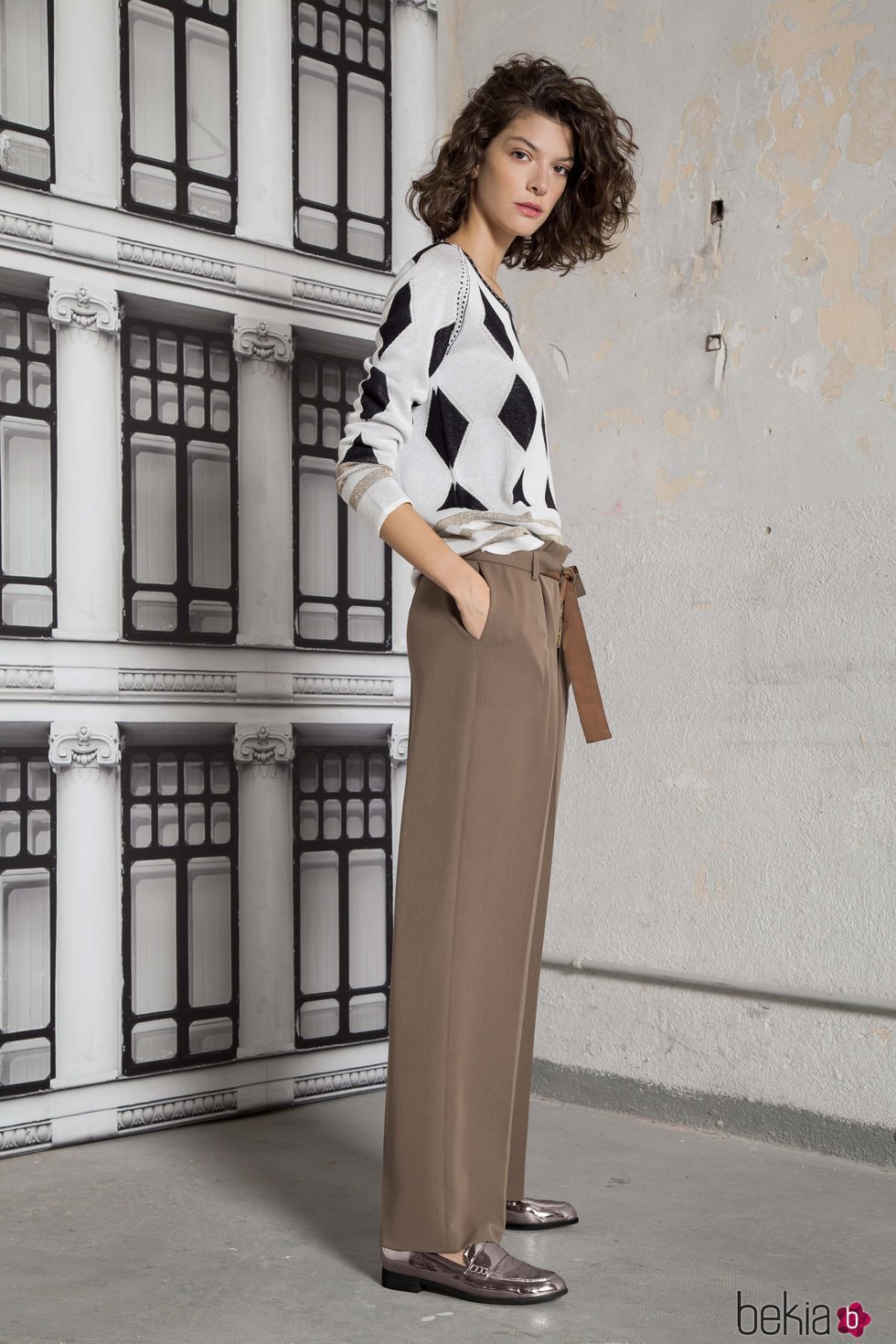 Jersey de rombos y pantalón beige de la colección otoño/invierno 2017 de Trucco