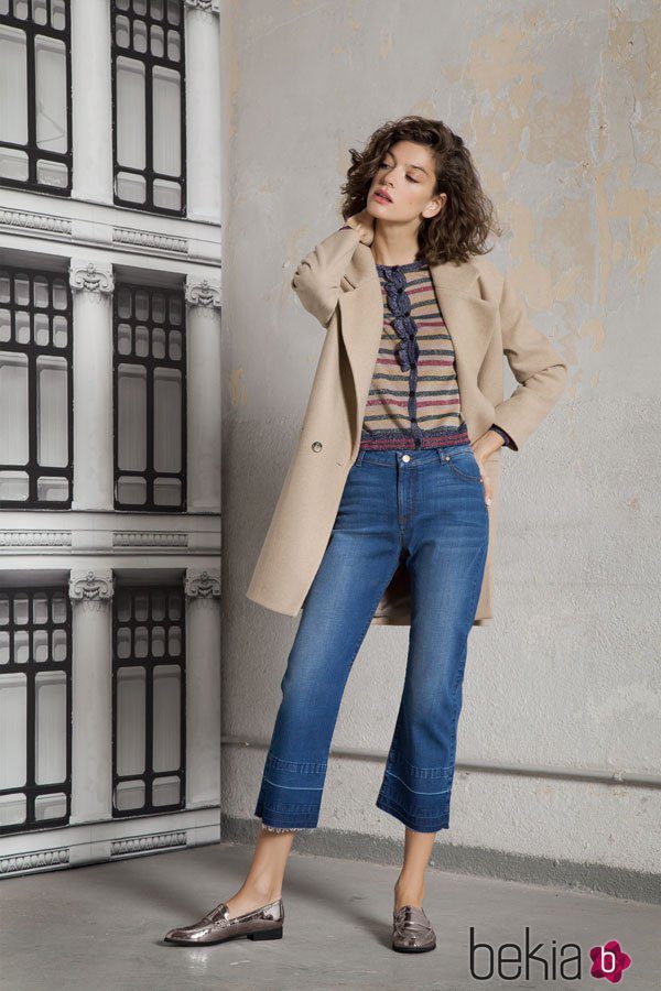 Gabardina beige y jeans de la colección otoño/invierno 2017 de Trucco