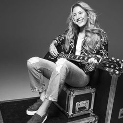 Ellie Goulding con unas zapatillas sin cordones de la colección otoño/invierno 2017/2018 de Deichmann