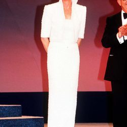 Lady Di con un vestido largo blanco con chaqueta