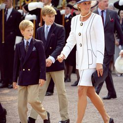 Lady Di con un traje blanco de chaqueta y falda