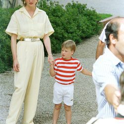 Lady Di con un conjunto amarillo