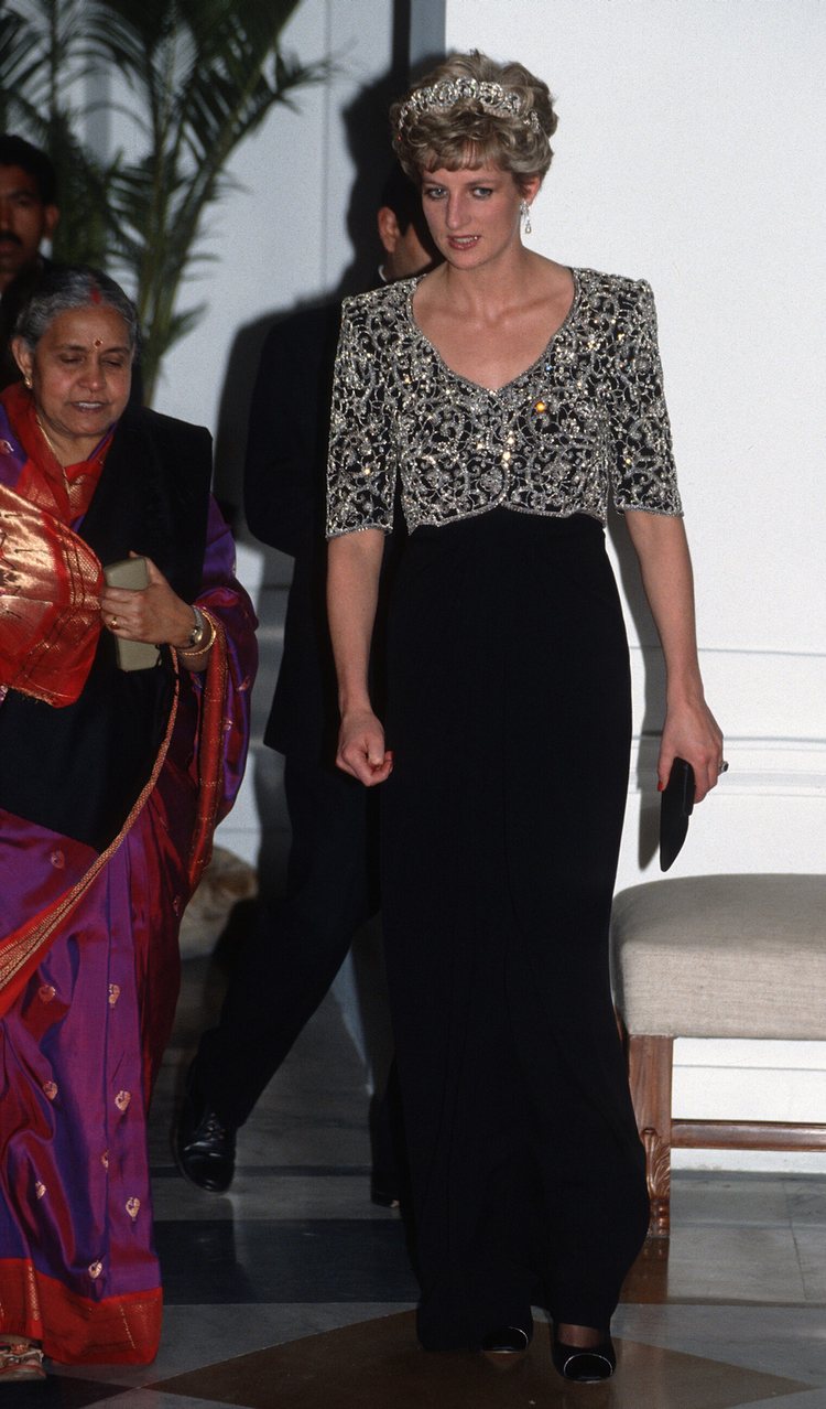 Lady Di con un vestido de pedrería negro